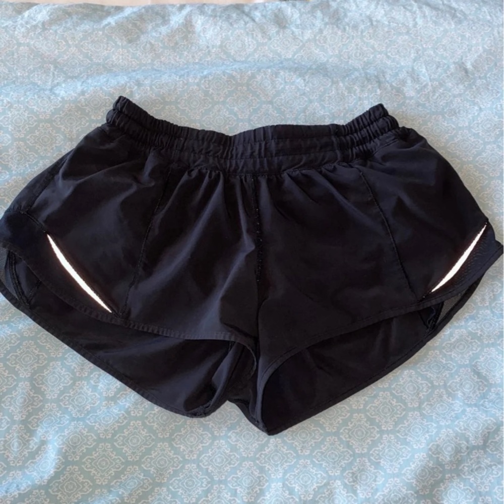 ❗️SOLD❗️Lululemon Black Hotty Hot 2.5” Short